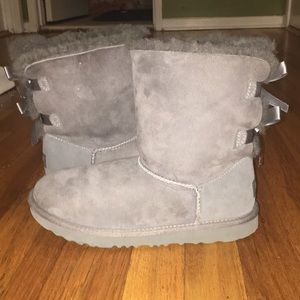 Women’s bailey bow UGG boots, gently used
